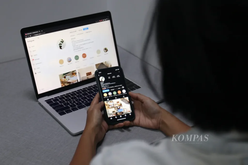 Seorang warganet membuka akun Instagram di ponselnya.